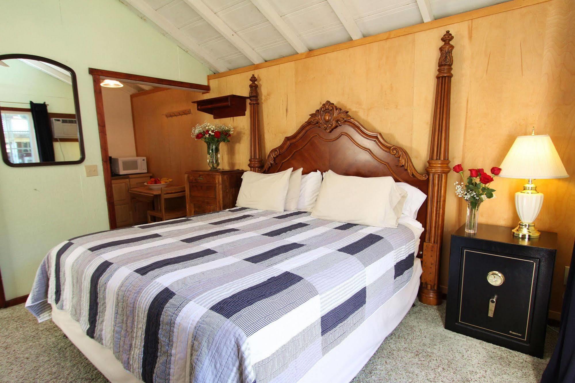 The Woods Hotel - Gay Lgbtq Cabins Герневилл Экстерьер фото